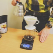 Заваривание кофе Кения Мутека Мутуаини методом Pour Over.